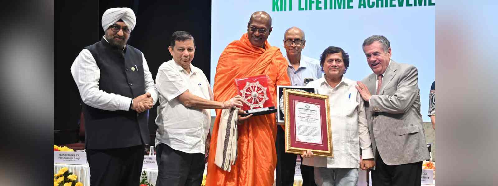 ගංගාරාමයේ අස්සජි හිමි ගෞරව සම්මානයකින් පිදුම් ලබයි